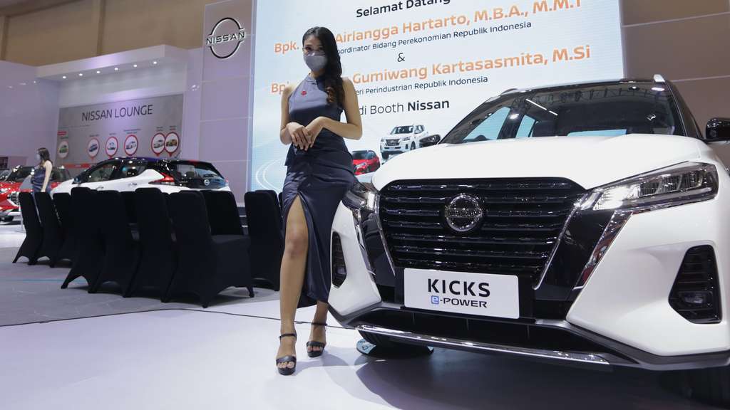 Potret Adu Gaya SPG Cantik di GIIAS 2022, Berdiri 5 Jam Sehari Segini Lho Gajinya