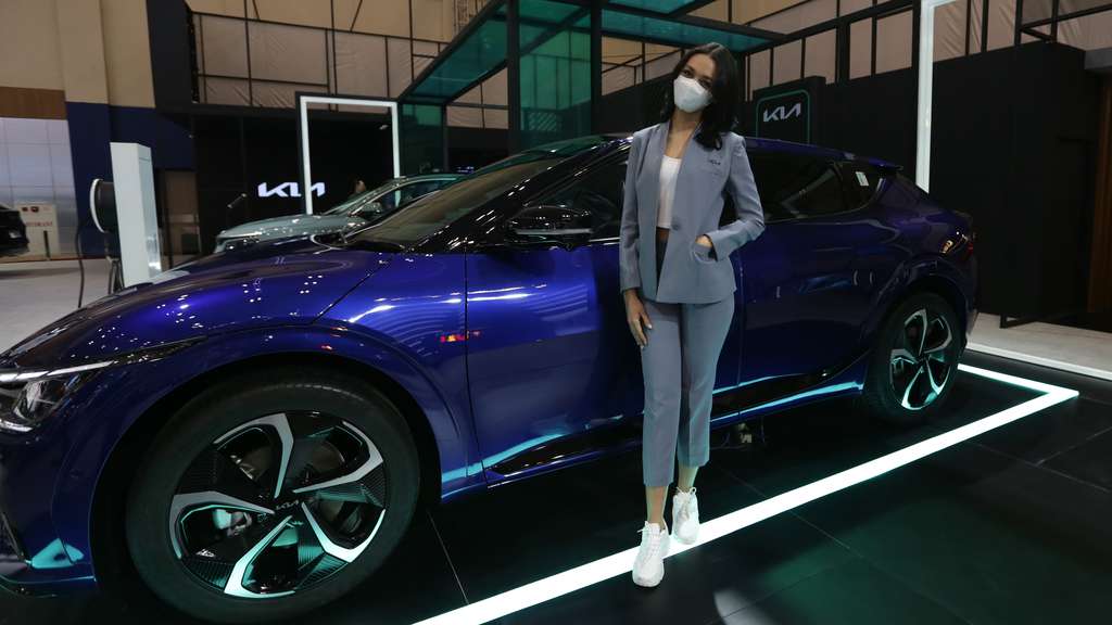 Potret Adu Gaya SPG Cantik di GIIAS 2022, Berdiri 5 Jam Sehari Segini Lho Gajinya