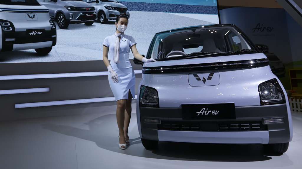 Potret Adu Gaya SPG Cantik di GIIAS 2022, Berdiri 5 Jam Sehari Segini Lho Gajinya