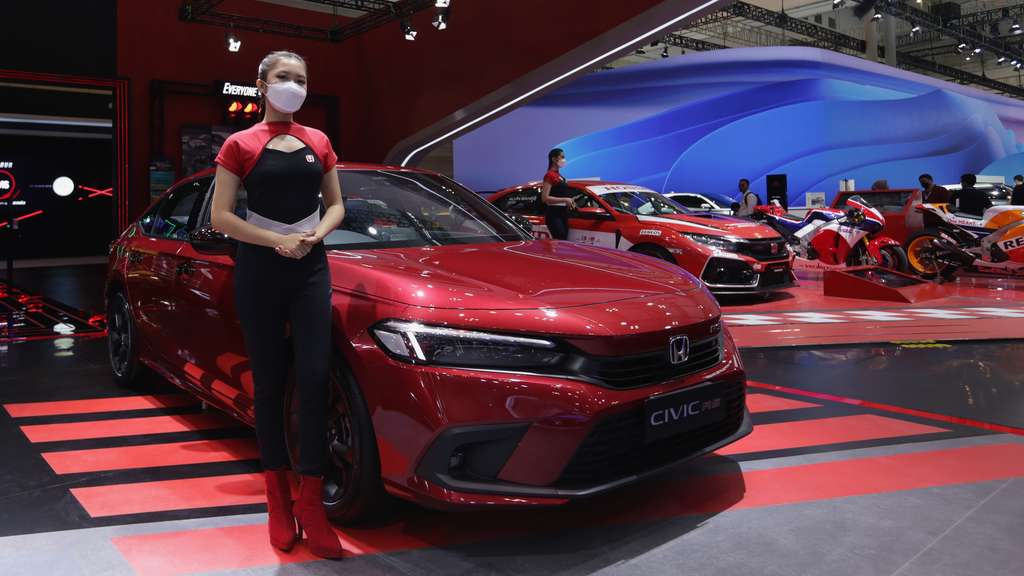 Potret Adu Gaya SPG Cantik di GIIAS 2022, Berdiri 5 Jam Sehari Segini Lho Gajinya