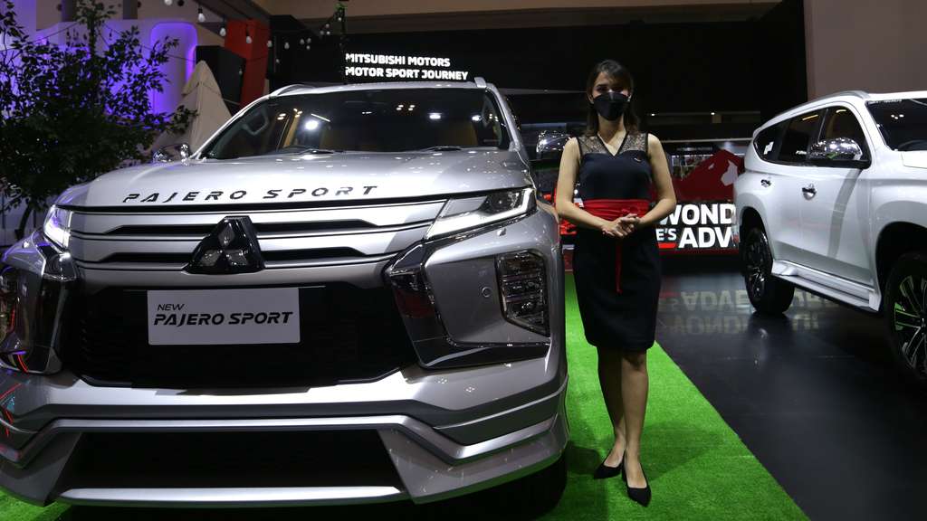Potret Adu Gaya SPG Cantik di GIIAS 2022, Berdiri 5 Jam Sehari Segini Lho Gajinya