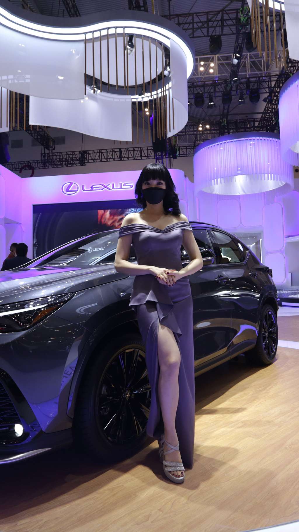 Potret Adu Gaya SPG Cantik di GIIAS 2022, Berdiri 5 Jam Sehari Segini Lho Gajinya