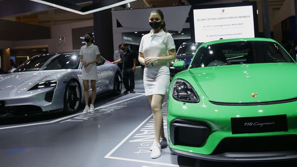 Potret Adu Gaya SPG Cantik di GIIAS 2022, Berdiri 5 Jam Sehari Segini Lho Gajinya