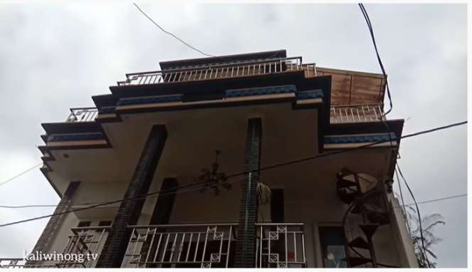 Potret Rumah Mewah Berkubah Bola Milik Kades Kayuares, Bentuknya Bikin Melongo!