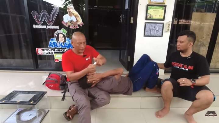 Ngeri, Tim Panji Petualang Tumbang Usai Disembur Bisa Ular Kobra!