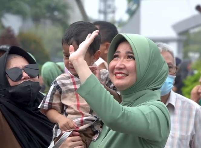 Potret Winda Khair Menangis Harus Melepas Pergi Suami Bertugas