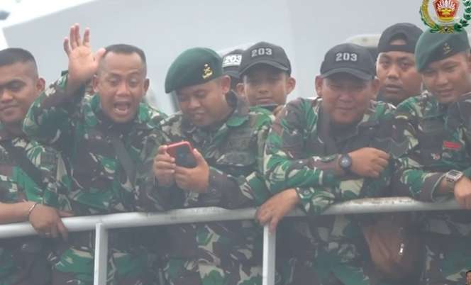 Potret Winda Khair Menangis Harus Melepas Pergi Suami Bertugas