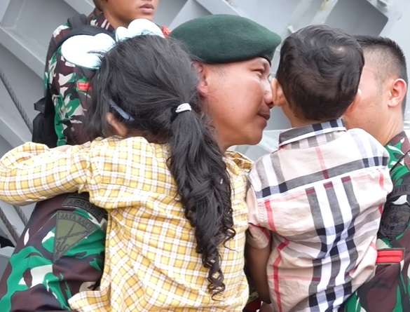 Potret Winda Khair Menangis Harus Melepas Pergi Suami Bertugas