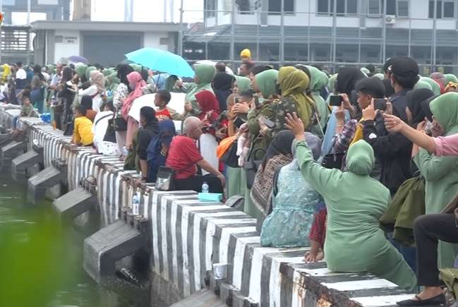 Potret Winda Khair Menangis Harus Melepas Pergi Suami Bertugas