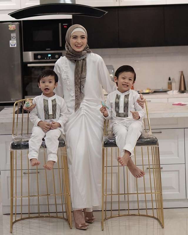 10 Potret Rumah Mewah Donita & Adi Nugroho, Diam-Diam Sultan, Semua Perabotan Serba Emas!