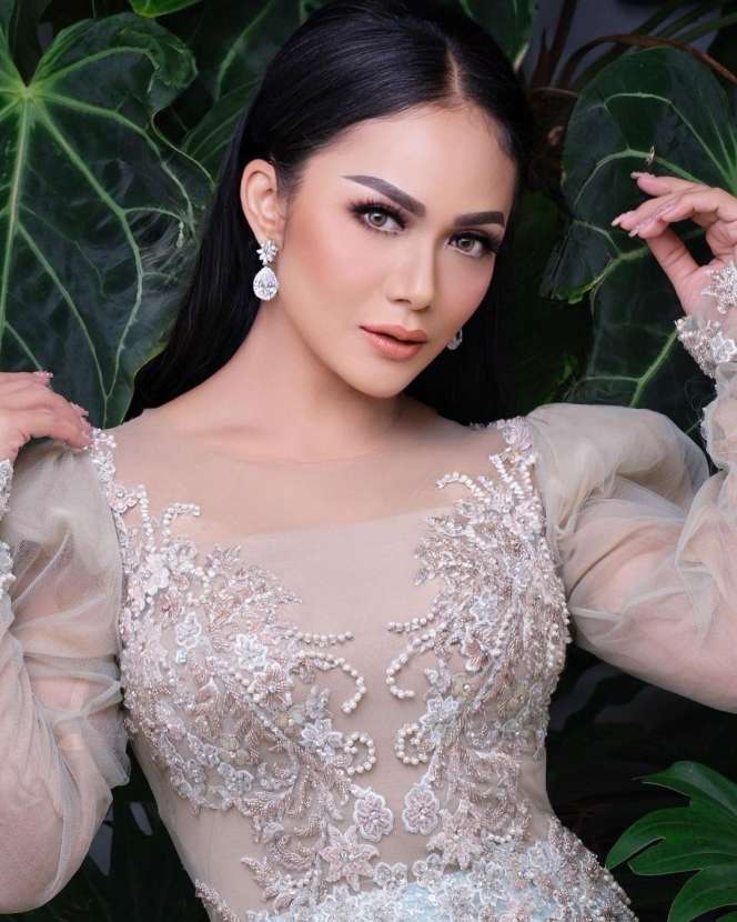 Sederetan Seleb yang Lakukan Implan Payudara karena Berbagai Alasan