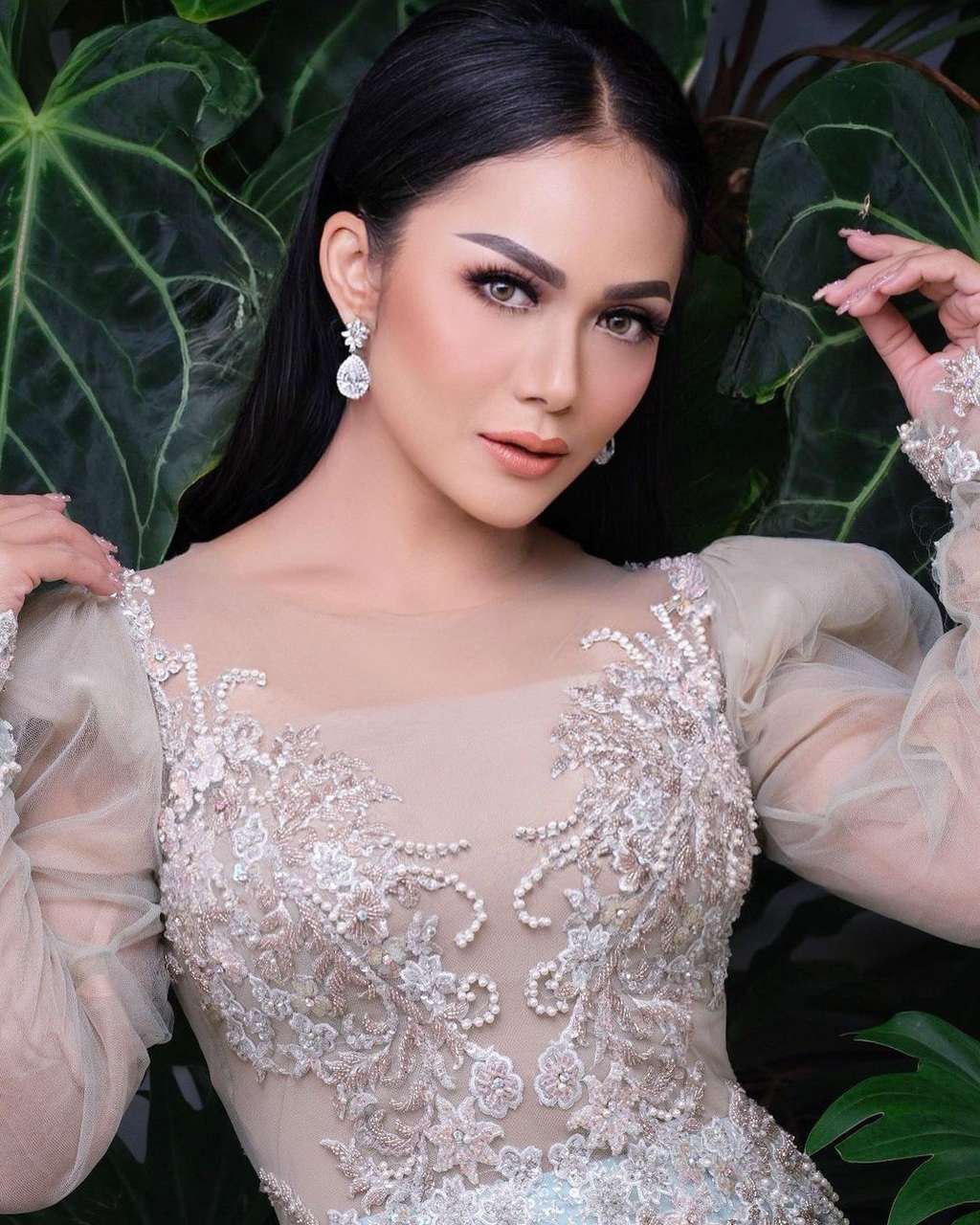 Sederetan Seleb yang Lakukan Implan Payudara karena Berbagai Alasan