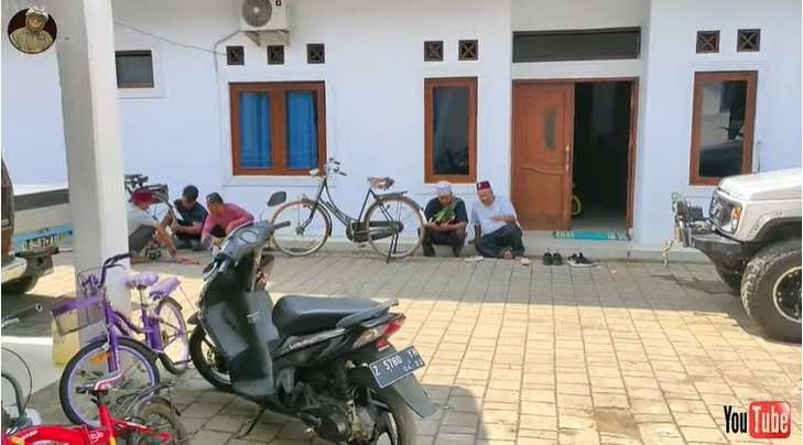 Adu Perbandingan Rumah Ridwan Kamil vs Uu Ruhzanul, Ada yang Dibangun Pakai Botol Bekas!