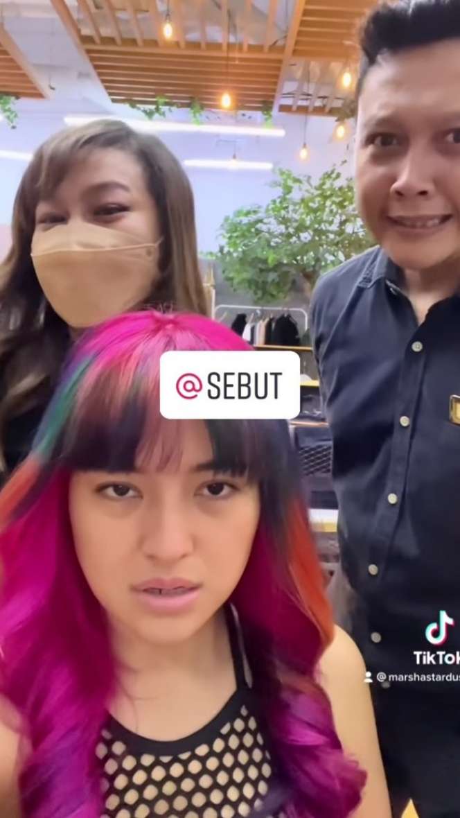 Potret Terbaru Marshanda dengan Rambut Warna-warni