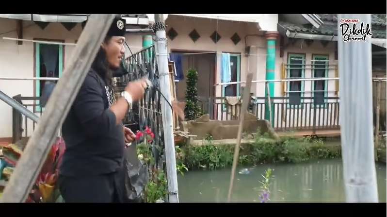 10 Potret Rumah Kang Gobang Preman Pensiun, Sangat Sederhana, Buka Pintu Langsung Empang!