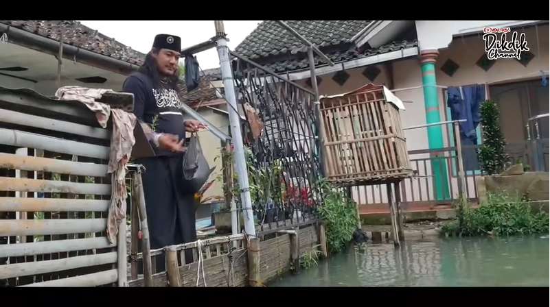 10 Potret Rumah Kang Gobang Preman Pensiun, Sangat Sederhana, Buka Pintu Langsung Empang!