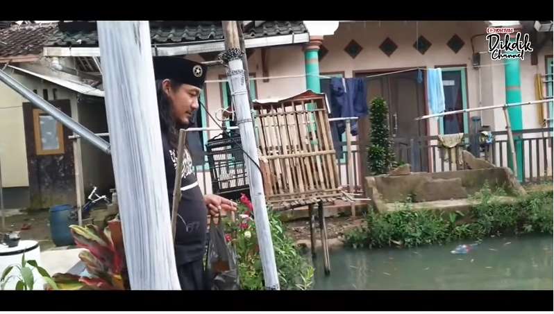 10 Potret Rumah Kang Gobang Preman Pensiun, Sangat Sederhana, Buka Pintu Langsung Empang!