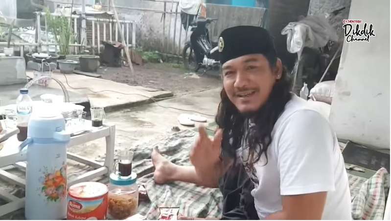 10 Potret Rumah Kang Gobang Preman Pensiun, Sangat Sederhana, Buka Pintu Langsung Empang!