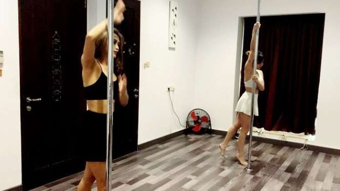 Potret Sederetan Selebriti saat Berolahraga Pole Dance