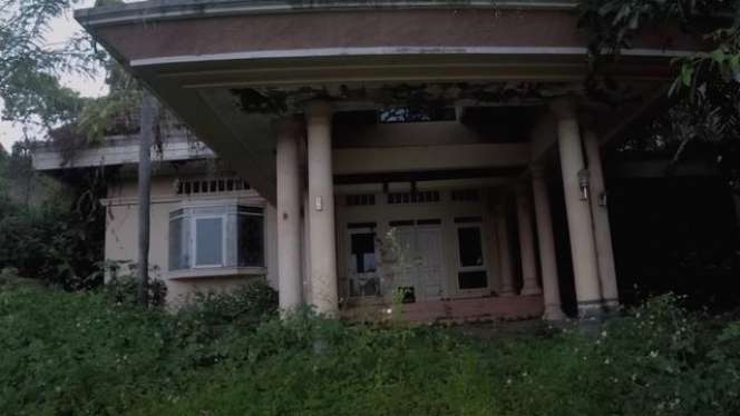 Potret Rumah Mewah Seleb yang Kini Terbengkalai, Dulu Megah Bak Istana!