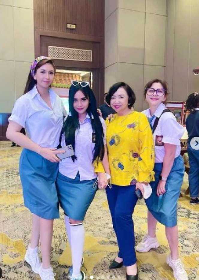Potret Ibu Kombes Heni Tania Pakai Seragam SMA, Cantiknya Bukan Main!