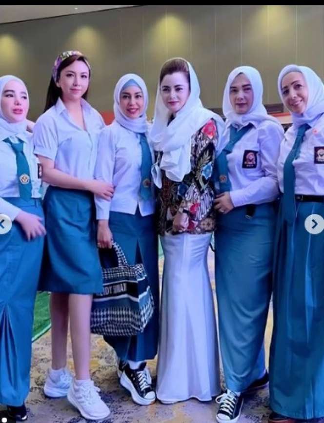 Potret Ibu Kombes Heni Tania Pakai Seragam SMA, Cantiknya Bukan Main!