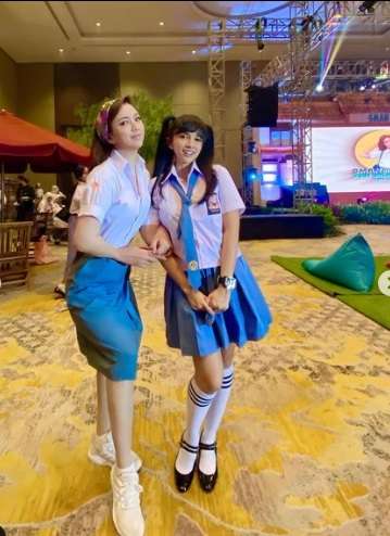 Potret Ibu Kombes Heni Tania Pakai Seragam SMA, Cantiknya Bukan Main!
