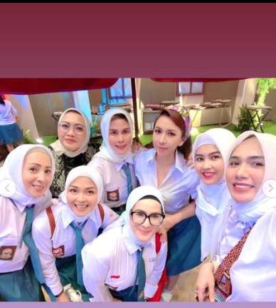 Potret Ibu Kombes Heni Tania Pakai Seragam SMA, Cantiknya Bukan Main!