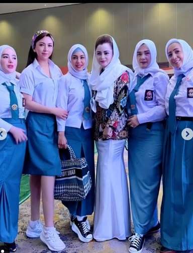 Potret Ibu Kombes Heni Tania Pakai Seragam SMA, Cantiknya Bukan Main!
