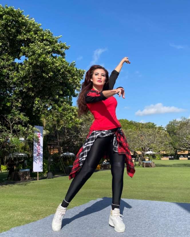Potret Menawan Liza Natalia di Usia 46, Pamer Body Goals Bikin ABG Auto Minder!  