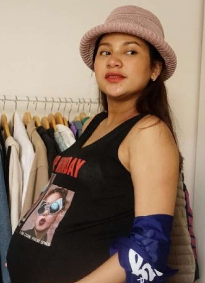 Difotoin Arie Kriting, 5 Potret Menggemaskan Baby Bump Indah Permatasari