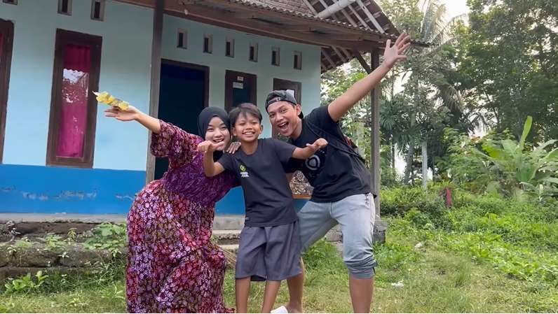10 Potret Kondisi Rumah Farel Prayoga, Penyanyi Cilik 'Ojo Dibandingke' yang Viral Goyang Istana Negara, Hanya Anyaman Bambu!