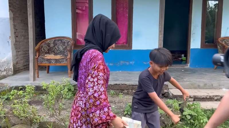 10 Potret Kondisi Rumah Farel Prayoga, Penyanyi Cilik 'Ojo Dibandingke' yang Viral Goyang Istana Negara, Hanya Anyaman Bambu!
