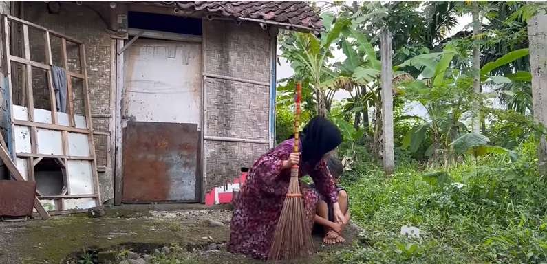 10 Potret Kondisi Rumah Farel Prayoga, Penyanyi Cilik 'Ojo Dibandingke' yang Viral Goyang Istana Negara, Hanya Anyaman Bambu!