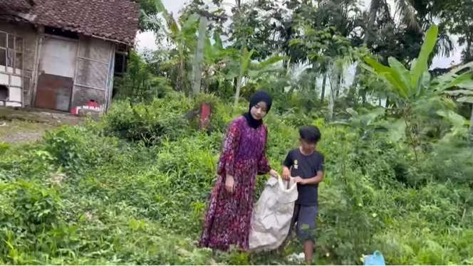 10 Potret Kondisi Rumah Farel Prayoga, Penyanyi Cilik 'Ojo Dibandingke' yang Viral Goyang Istana Negara, Hanya Anyaman Bambu!