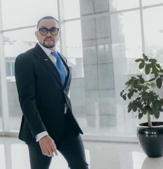 Potret Ahmad Sahroni Crazy Rich Priok Saat Catwalk, Gaya Jalannya Curi Perhatian!