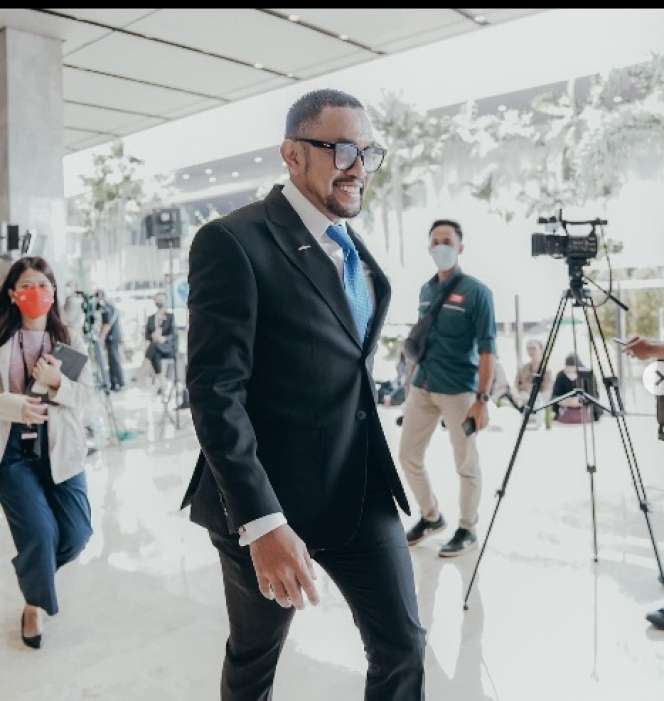 Potret Ahmad Sahroni Crazy Rich Priok Saat Catwalk, Gaya Jalannya Curi Perhatian!