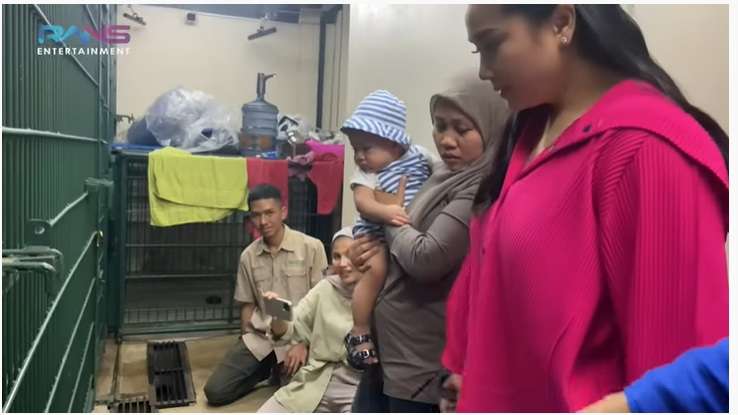 Potret Rayyanza Berpose di Kandang Harimau, Wajah Datarnya Curi Perhatian, Ngeri-ngeri Sedap!