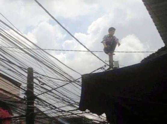 8 Penampakan Nyeleneh di Atap Rumah, di Luar Nalar!