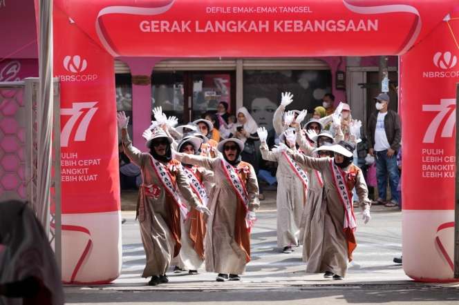 Potret Ratusan Emak-emak Ikut Lomba Gerak Jalan
