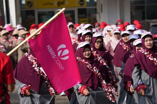 Potret Ratusan Emak-emak Ikut Lomba Gerak Jalan