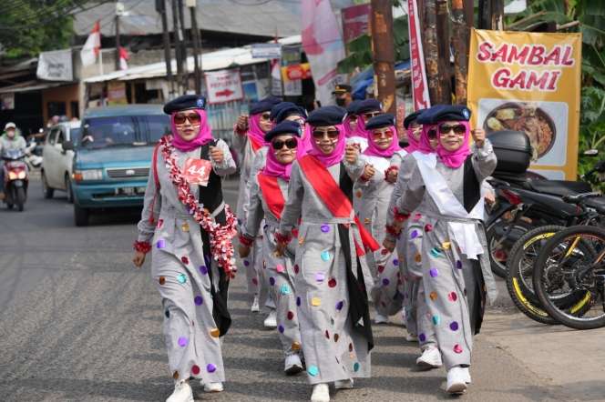 Potret Ratusan Emak-emak Ikut Lomba Gerak Jalan