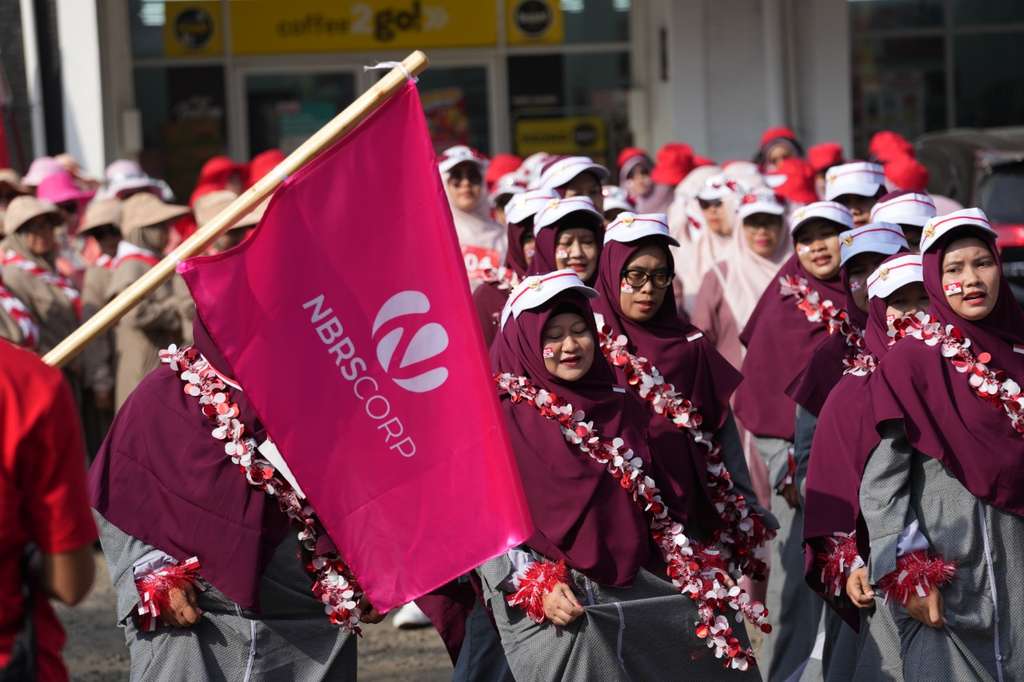 Potret Ratusan Emak-emak Ikut Lomba Gerak Jalan