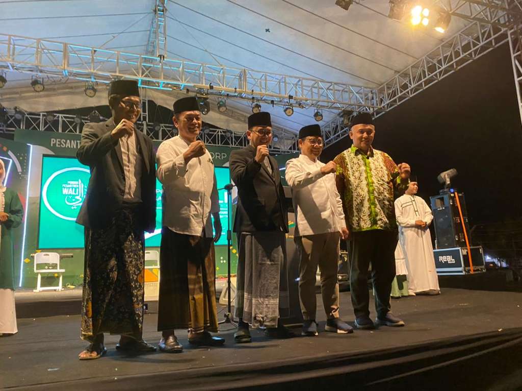 Potret Ratusan Emak-emak Ikut Lomba Gerak Jalan