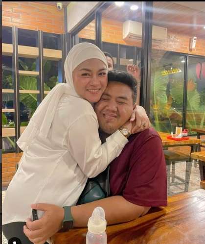 Dulu Dinikahi Artis Namun Cerai Hingga Dimusuhi, Kini Wanita Ini Berjodoh dengan Anak Band, Siapa Dia?