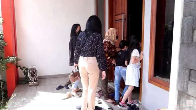 Potret Arumi Bachsin Kunjungi Mantan Ajudan, Ternyata Rumahnya Luas Banget!