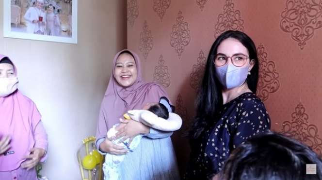 Potret Arumi Bachsin Kunjungi Mantan Ajudan, Ternyata Rumahnya Luas Banget!