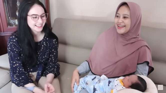 Potret Arumi Bachsin Kunjungi Mantan Ajudan, Ternyata Rumahnya Luas Banget!