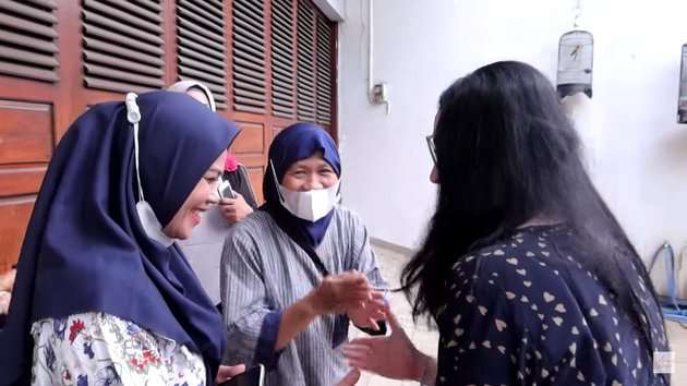 Potret Arumi Bachsin Kunjungi Mantan Ajudan, Ternyata Rumahnya Luas Banget!