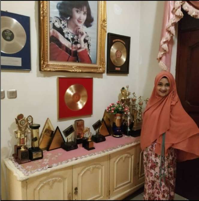 Potret Rumah Itje Trisnawati Pedangdut Era 80-an, Vibesnya Bikin Kangen Kampung Halaman!